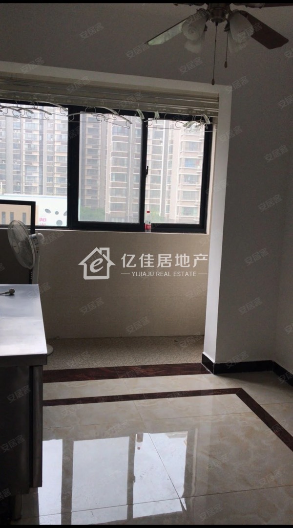 万基花园三期,万基花园三期纯板房,户型3室2厅2卫1阳台急售!房型极好!4