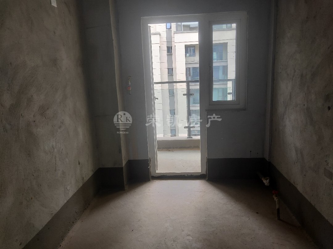 荣盛公园御府,荣盛洋房清水套三出售,户型好,等你来装修10