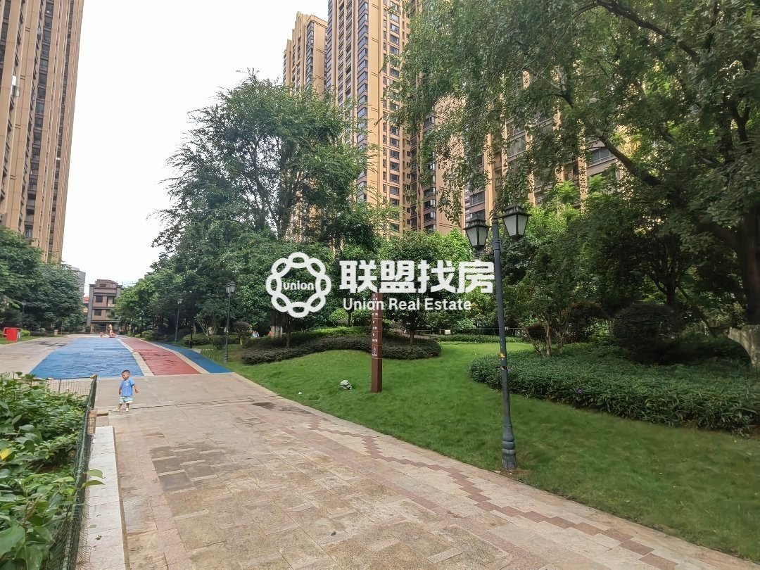 凯旋国际,矗繁华地段,居凯旋国际精装修超40万好楼层四房两厅三阳台15