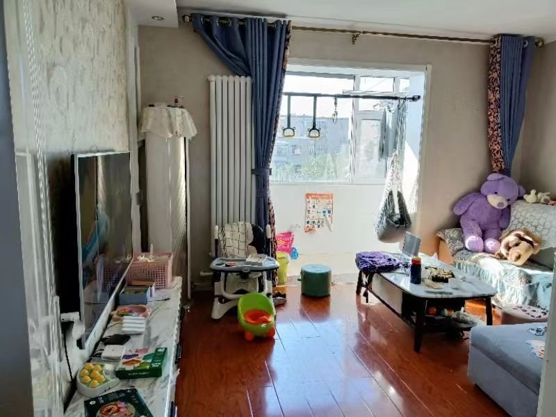 稷下南生活区,三室精装。交通购物方便1