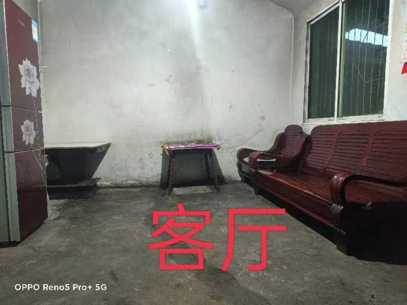 秦川社区,8226秦川社区步梯楼,可改3室,楼顶是花园双证齐全可按揭。2