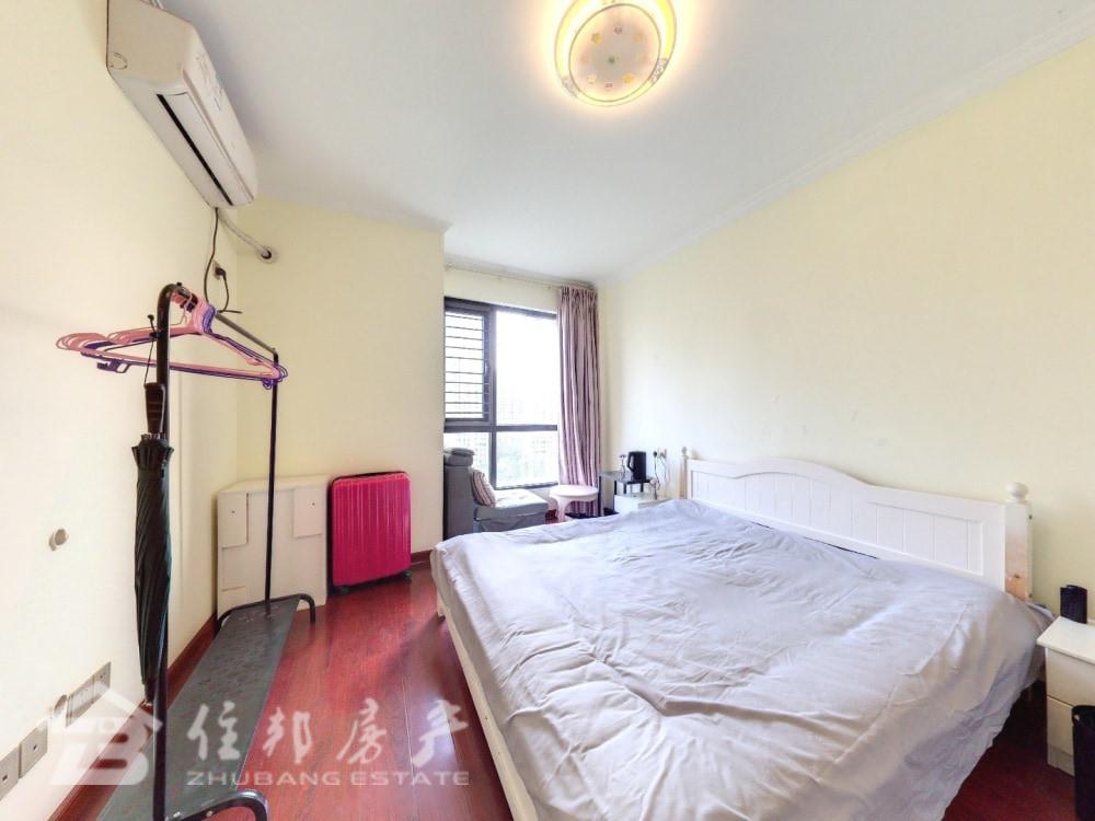 高运莱茵传奇,高运莱茵传奇84.36㎡4室2厅2卫1阳台普通,多条公交经过4