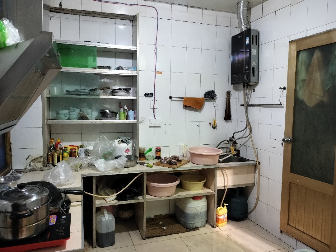 万源棉麻公司家属院,棉麻公司 (糖酒公司对面)低楼层套二,位置好!4