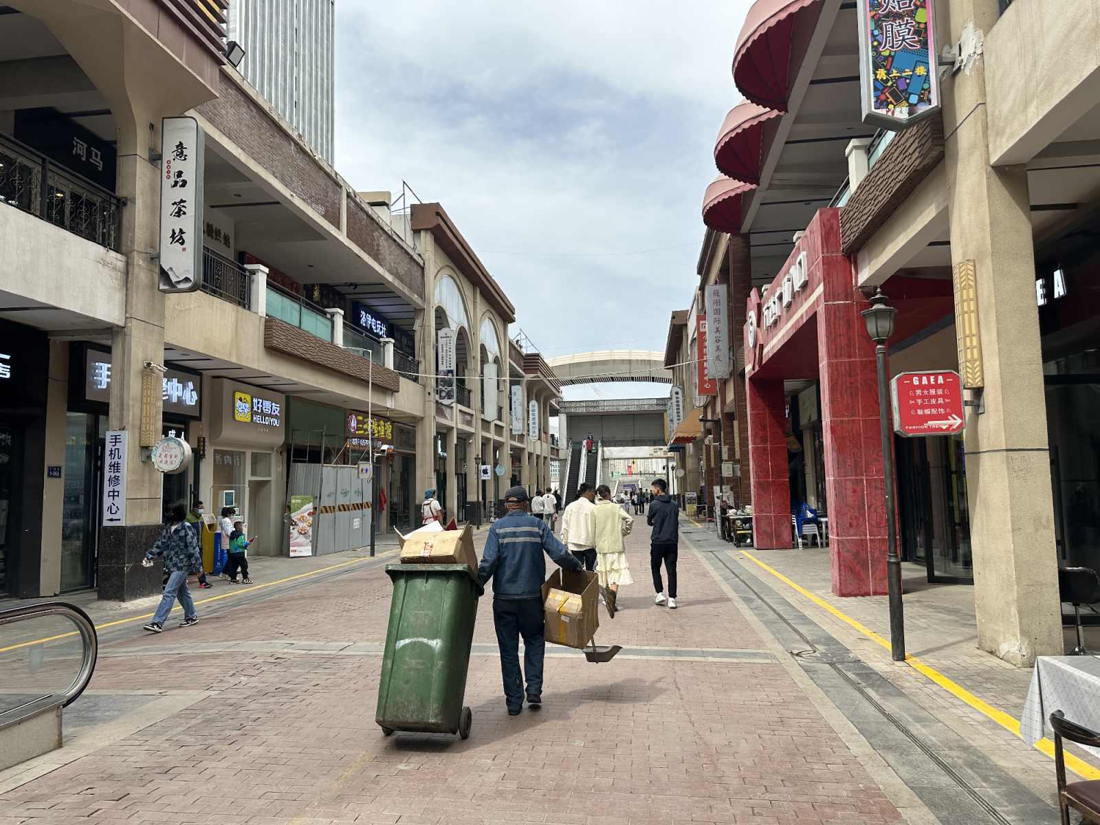广场路1号,万达金街商铺 亏本出售7