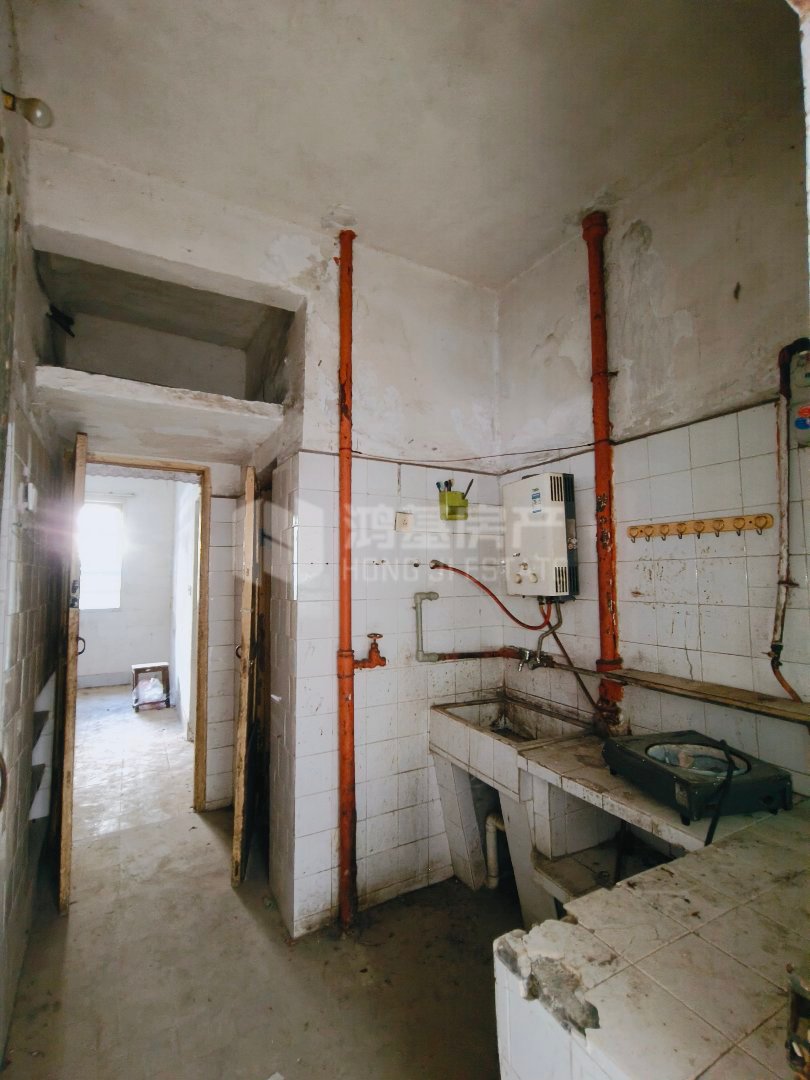 铁路八村,各自付税,看房方便,房主急售铁路八村精装2室1厅1卫1阳台2