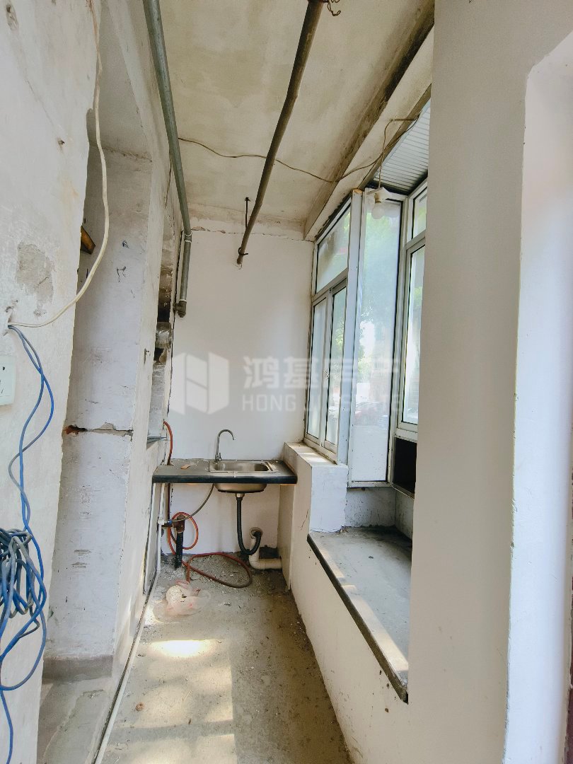 铁路八村,各自付税,看房方便,房主急售铁路八村精装2室1厅1卫1阳台6