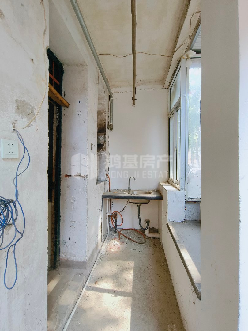 铁路八村,各自付税,看房方便,房主急售铁路八村精装2室1厅1卫1阳台5