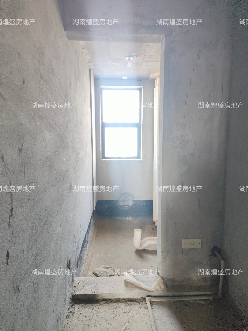西湖星城公馆,星城公馆毛坯四房,户型周正,视野开阔,就读望一外国语,可按揭6