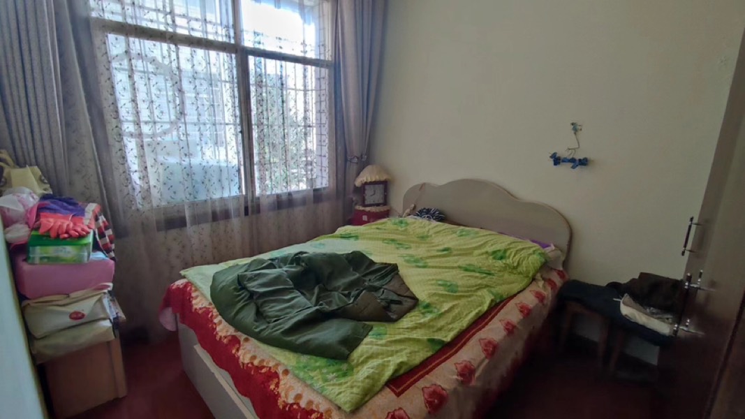 太阳石小区,四小学校房,停车出行方便。4