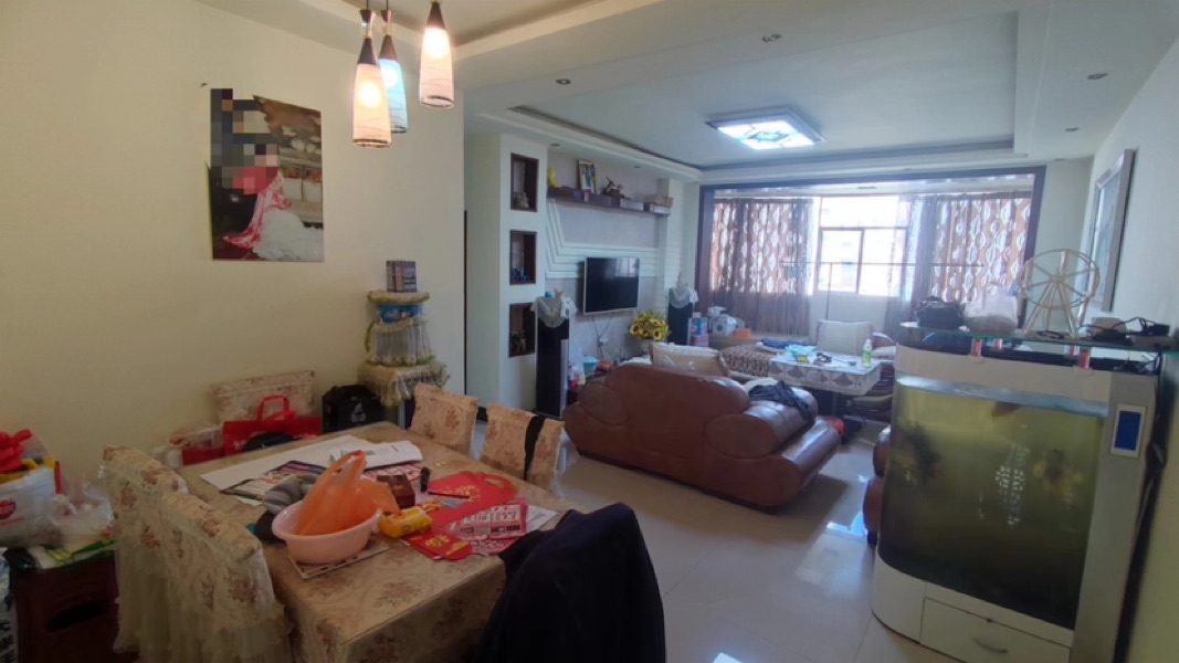 太阳石小区,四小学校房,停车出行方便。1