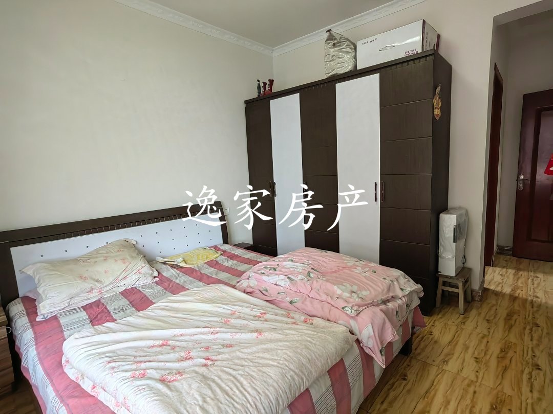 圣典名都,地段位置比较好,中间楼层。。4