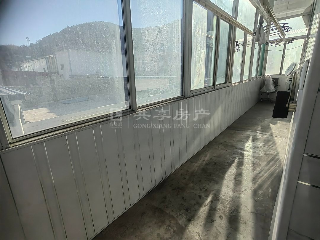 新华书店家属院,大楼底附近,黄金楼层有房售8