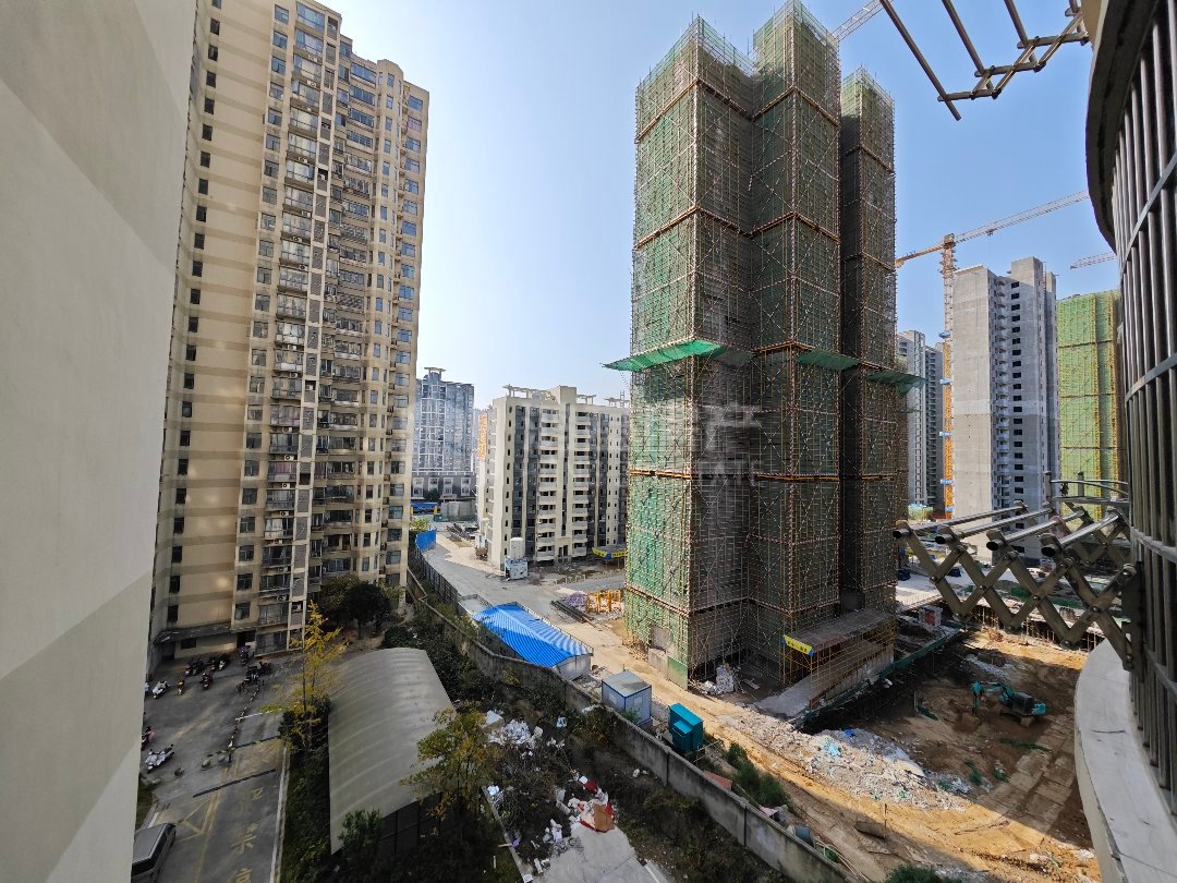 金色学府,紧邻地铁口,经典小房型,仅售105万元4