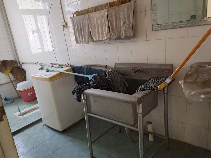 工商局住宅小区,水牛城附近单位小区好停车毛坯价4