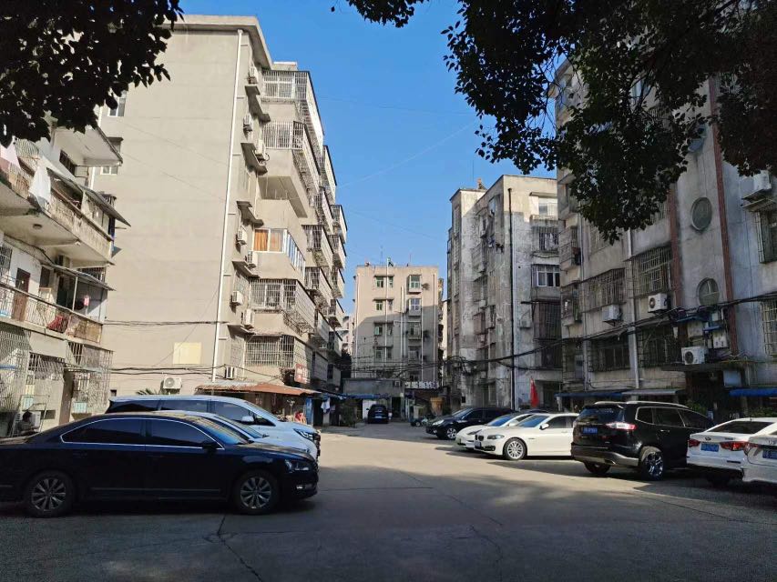 工商局住宅小区,水牛城附近单位小区好停车毛坯价13