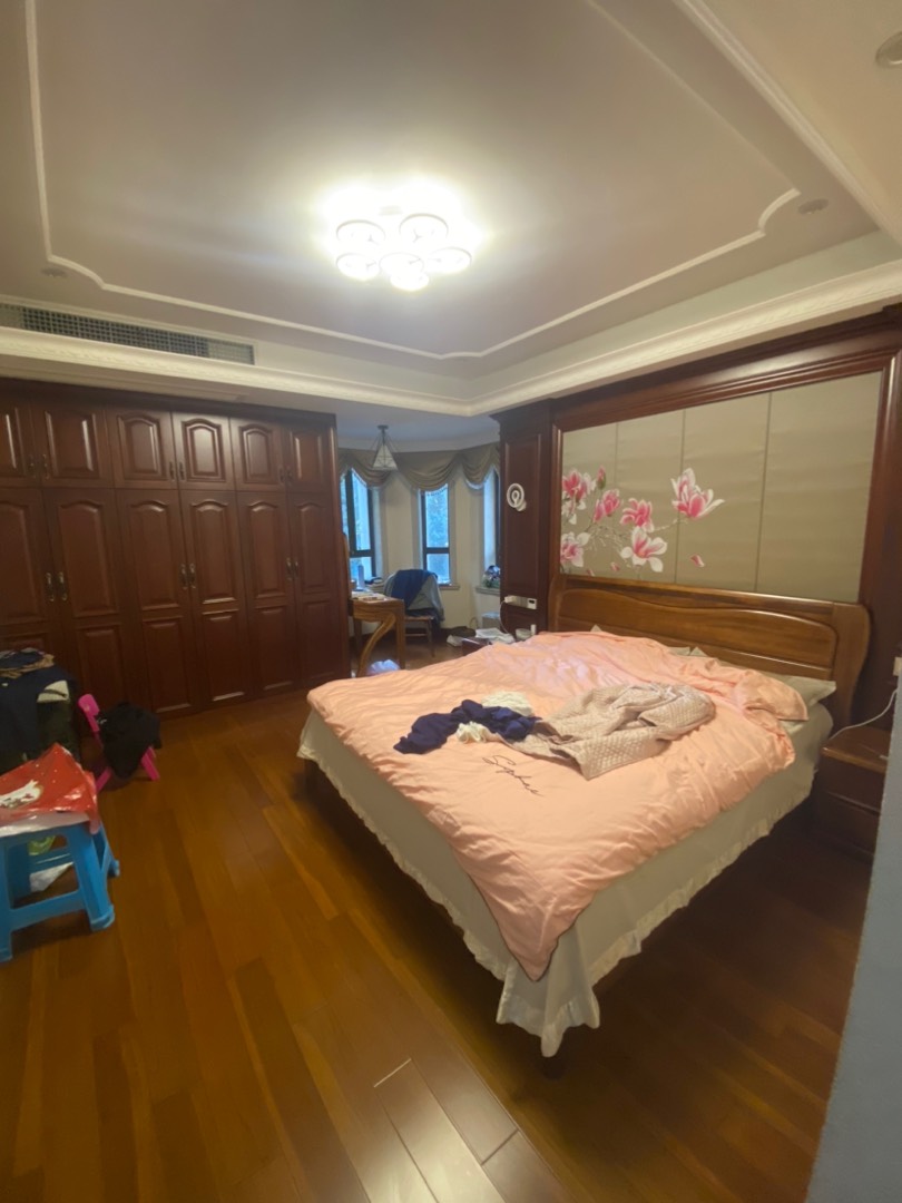 华鸿中央城,精装修4房,房东诚心出售,小区环境优美9