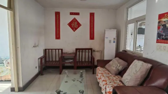 新时代附近,两室出租房,简单家具,集体供暖。
