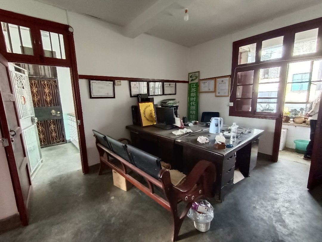 明强街,明强街通商巷两室,东西向,出让地,院子大免费停车,有钥匙3