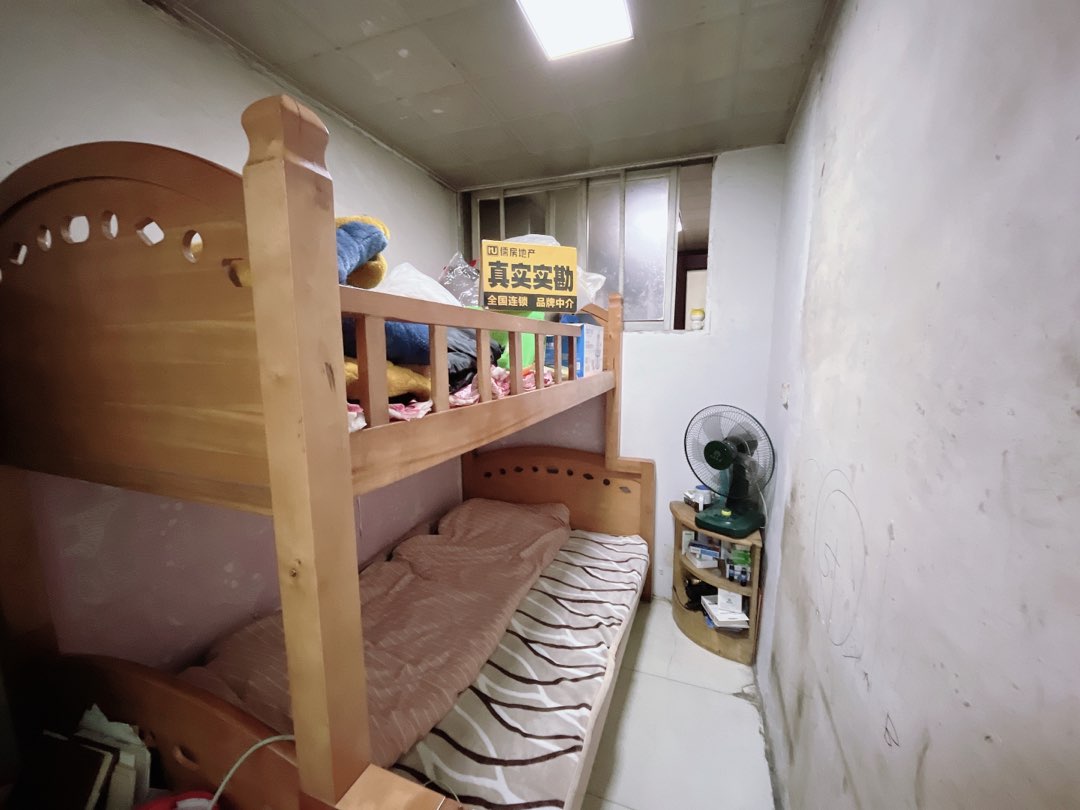 王湾小区,步梯二楼 精装两室 户型方正4