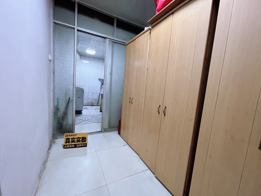 王湾小区,步梯二楼 精装两室 户型方正5