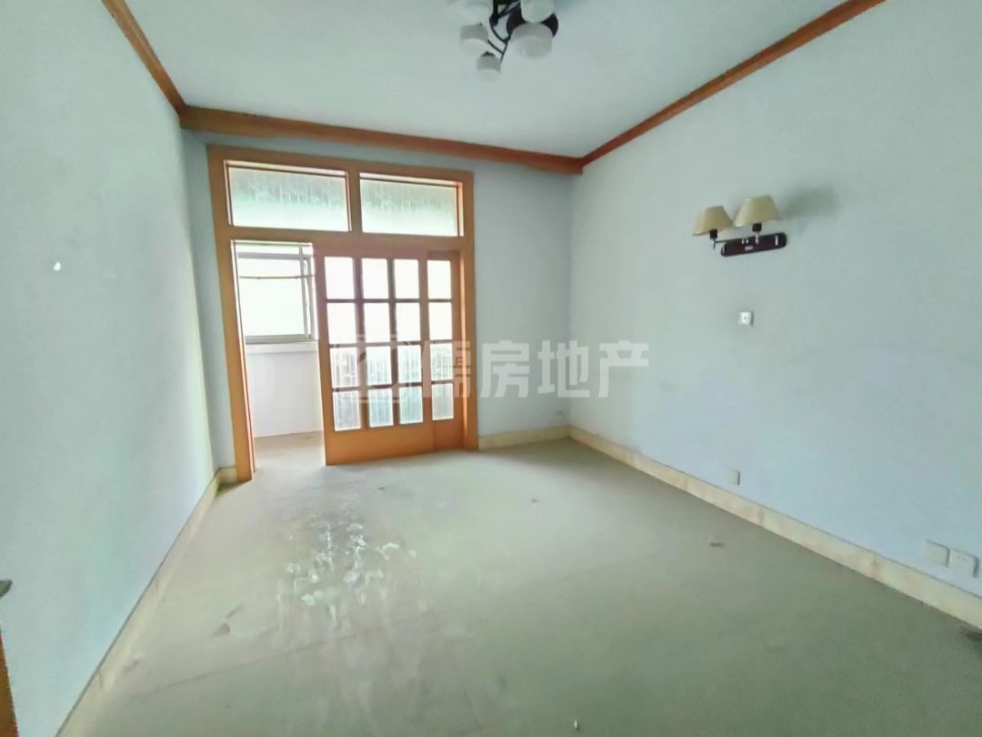 城固县新华小区,集灵学校附近三室两厅一卫,带柴房5