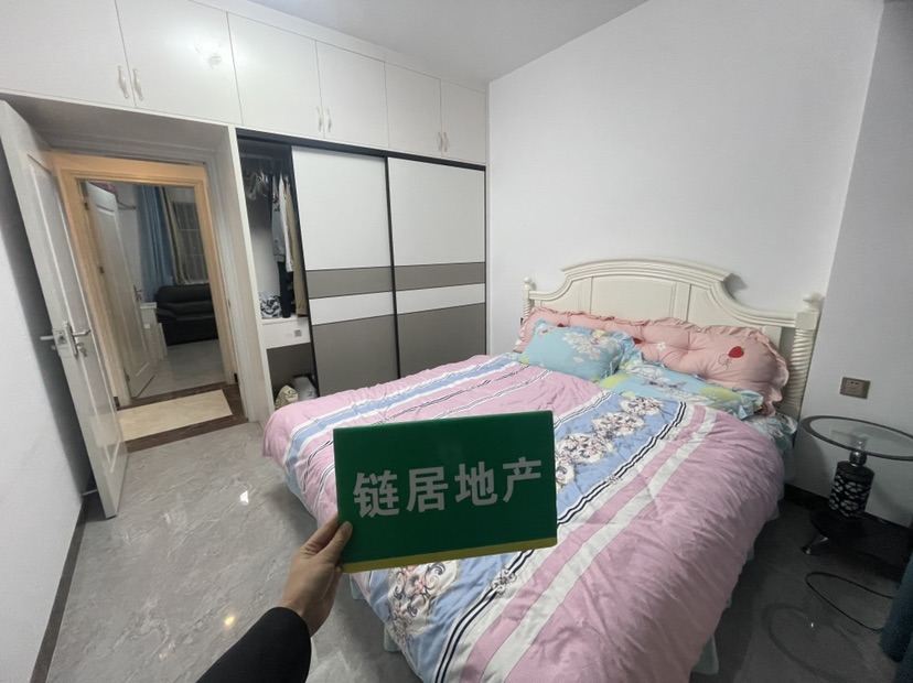 盈彩美地,房子全新装修,三房两卫,房子保养好3