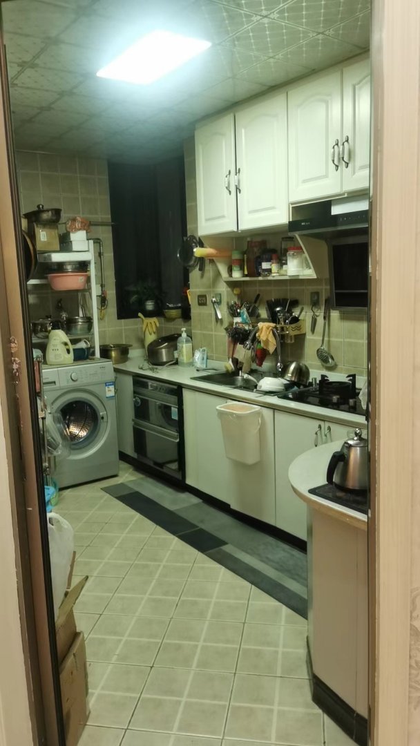 瑞景湾一期,房子装修很好,户型漂亮,看房给房东打电话,房东住在里面的2