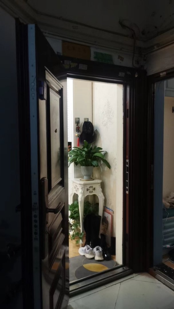 瑞景湾一期,房子装修很好,户型漂亮,看房给房东打电话,房东住在里面的6