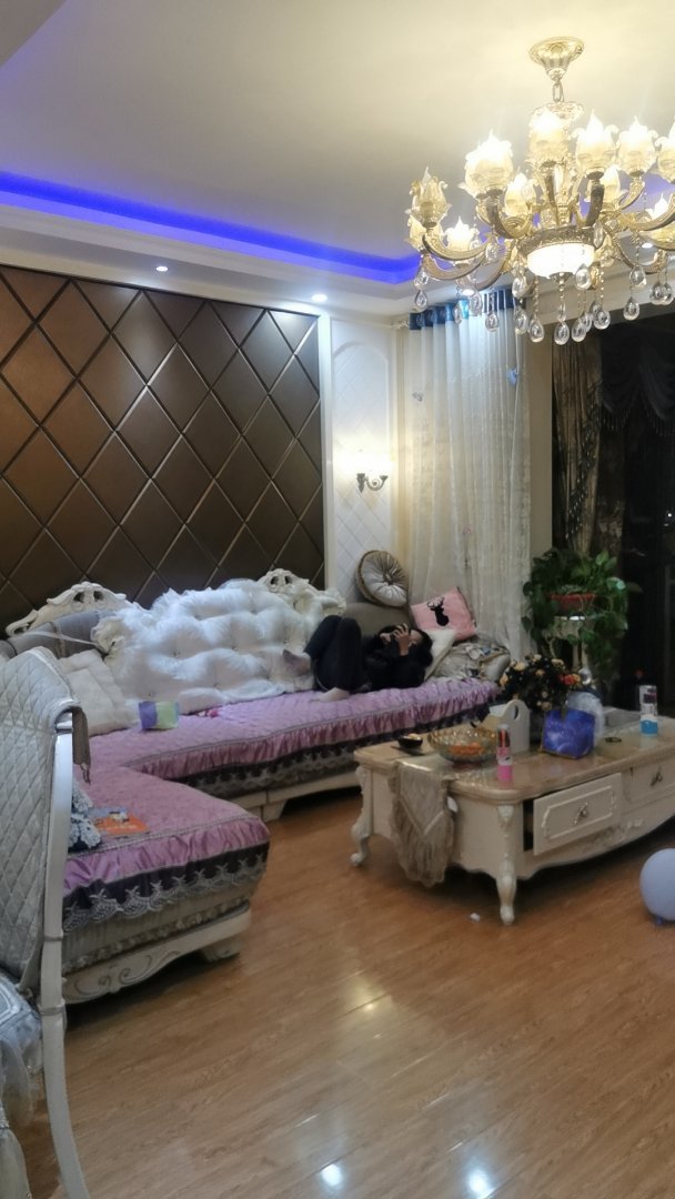 瑞景湾一期,房子装修很好,户型漂亮,看房给房东打电话,房东住在里面的4