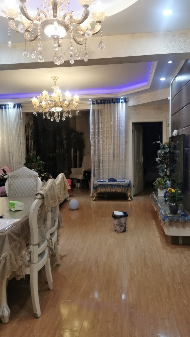 瑞景湾一期,房子装修很好,户型漂亮,看房给房东打电话,房东住在里面的1