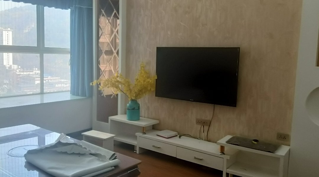 荣兴大厦,荣兴大厦,三室一厅,家电家具齐全1