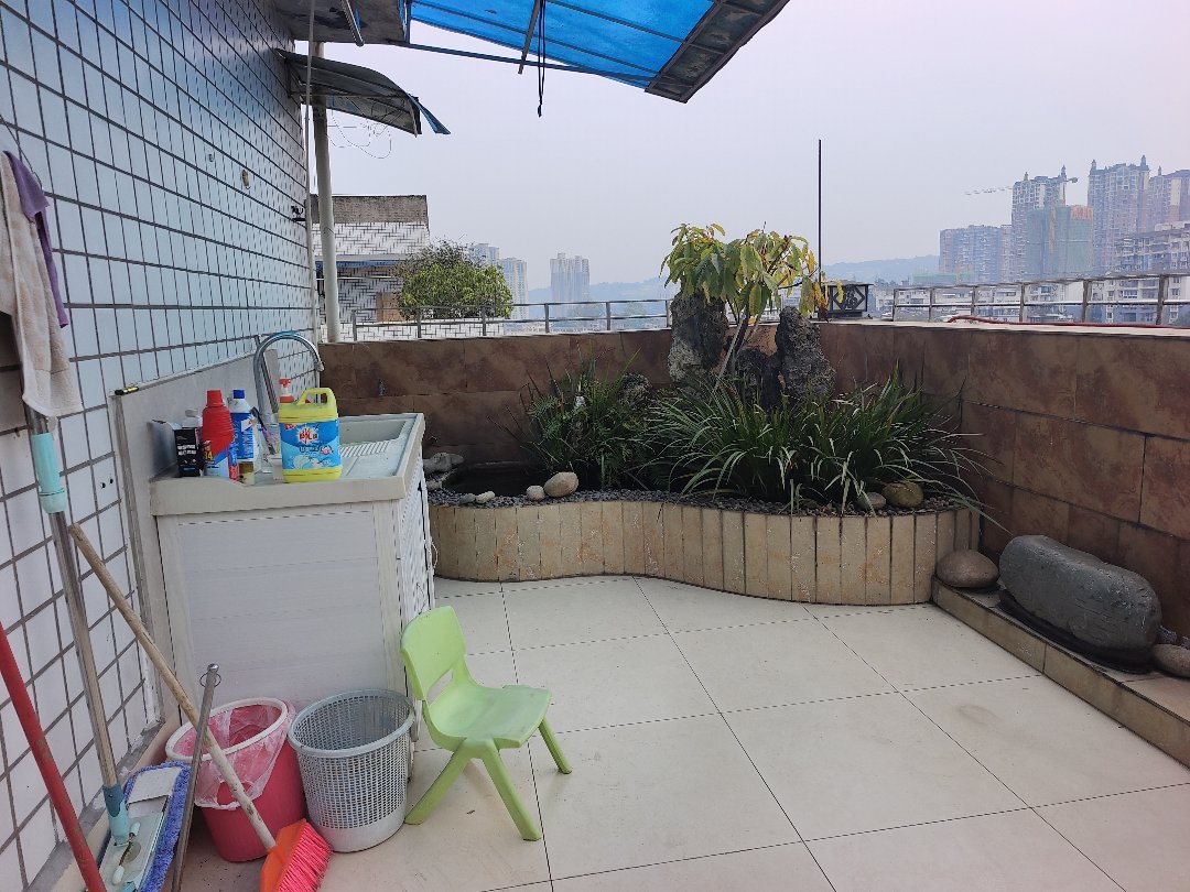 竹海商贸小区,三连跃房子漂亮,与张姐共有,看房子打另外一个跃层的电话亲戚12