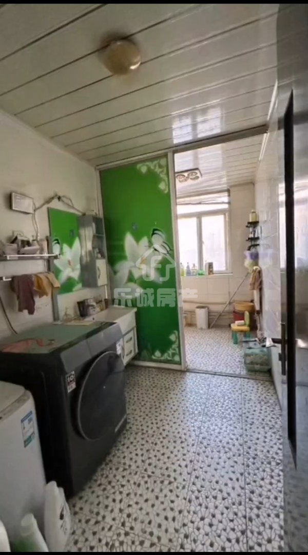 御苑小区,出售御苑小区大三室好楼层,带车库,有房本首付332