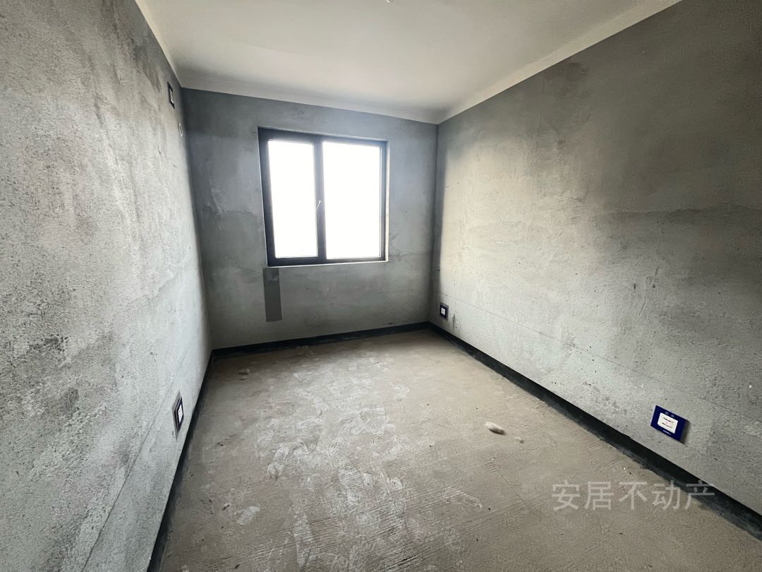 建业公园里,公园里毛坯大四室白菜价8