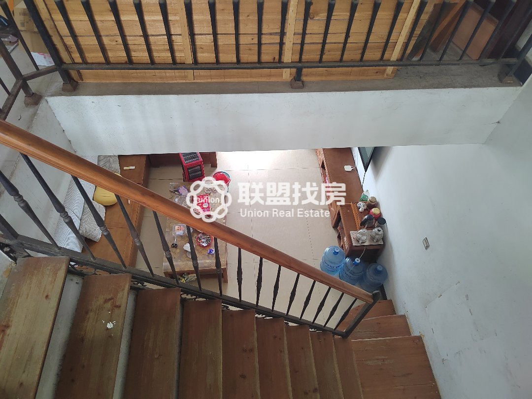 湖畔人家,东湖公园,湖畔人家!带露台。临近东湖公园!环境舒适!!2