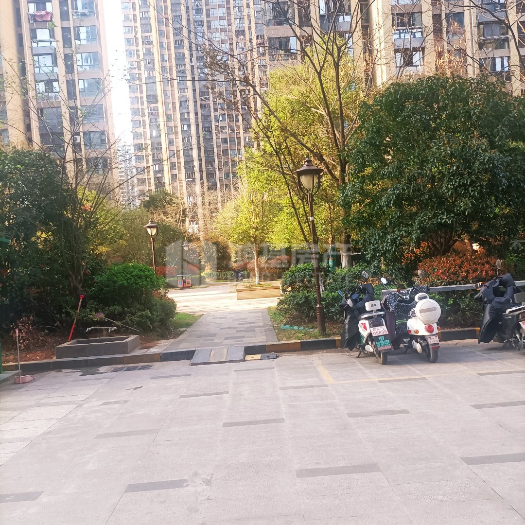 莱卡小镇,户型好,位置好,房东诚心出售10