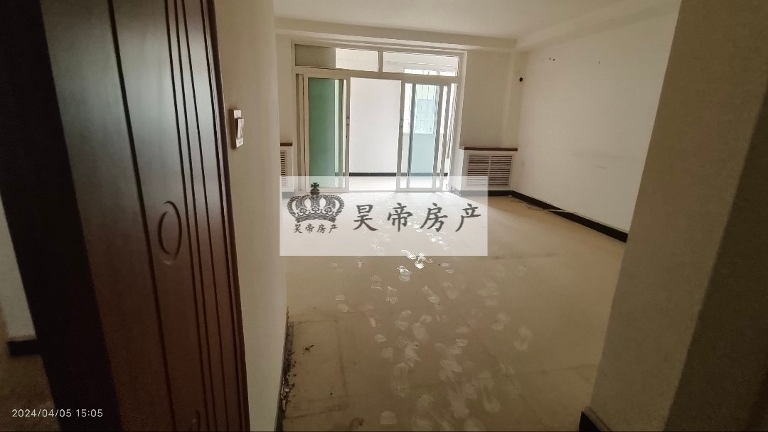 西区交警队家属院,200平三室两厅两卫,带50多平商铺一间,可租5000一个月2