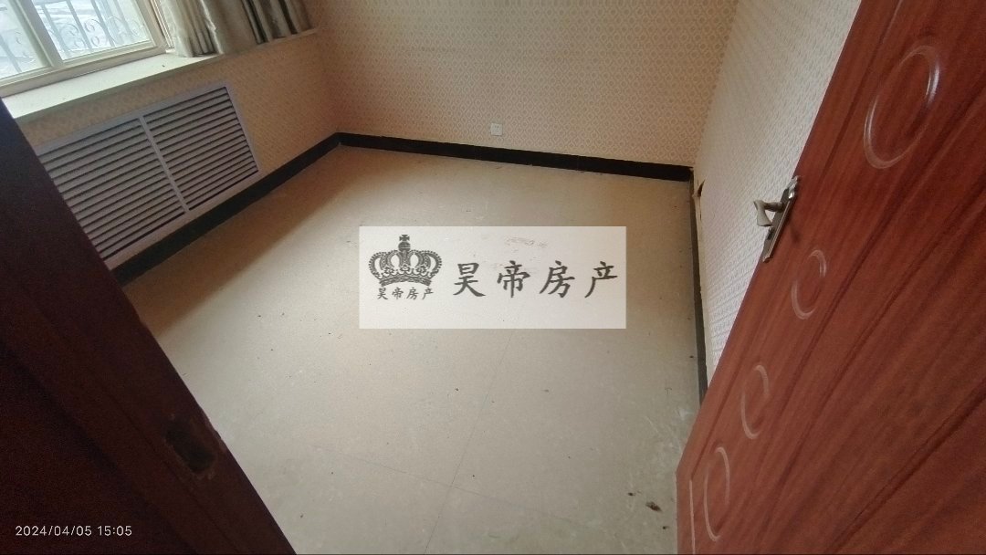西区交警队家属院,200平三室两厅两卫,带50多平商铺一间,可租5000一个月10