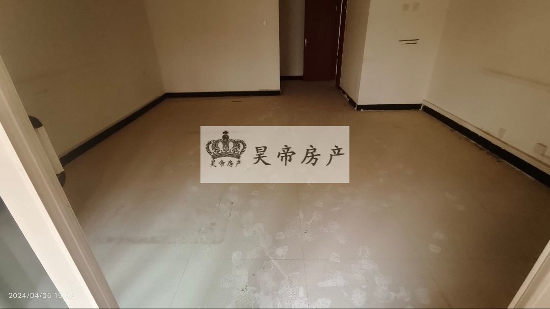 西区交警队家属院,200平三室两厅两卫,带50多平商铺一间,可租5000一个月9