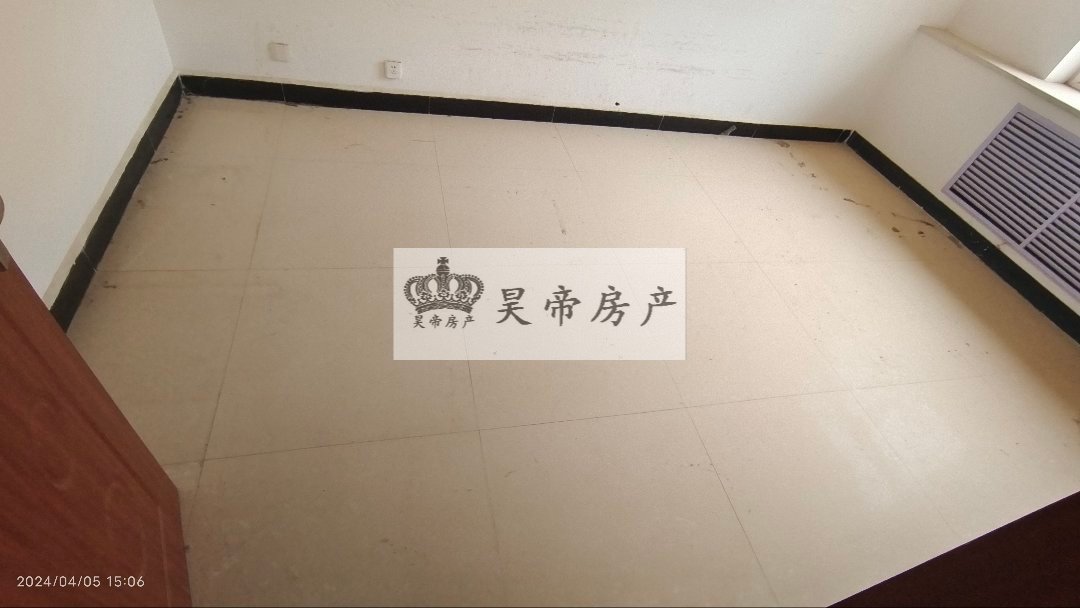 西区交警队家属院,200平三室两厅两卫,带50多平商铺一间,可租5000一个月6