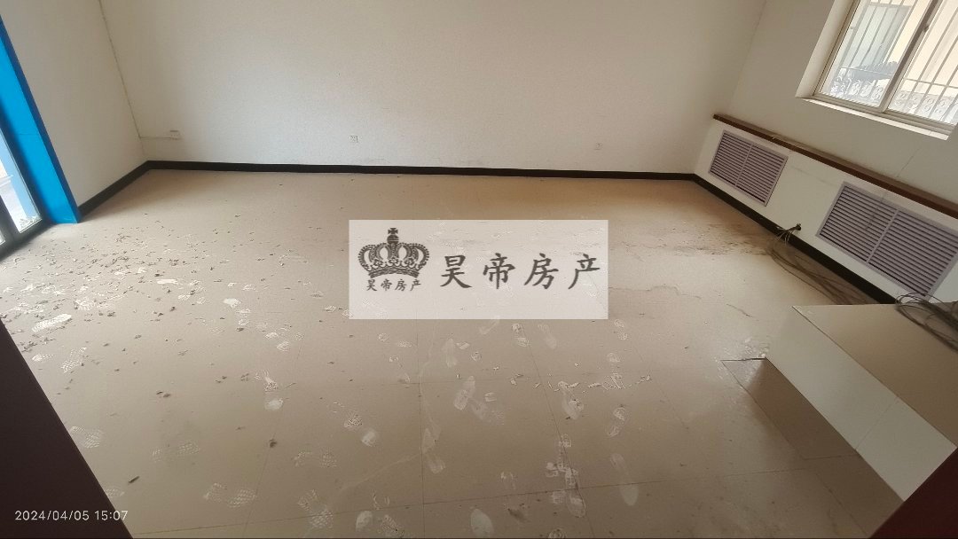 西区交警队家属院,200平三室两厅两卫,带50多平商铺一间,可租5000一个月5