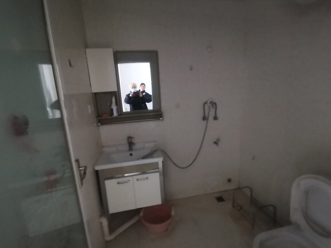 顶品百货,顶品公寓。中间楼层,包改合同。6