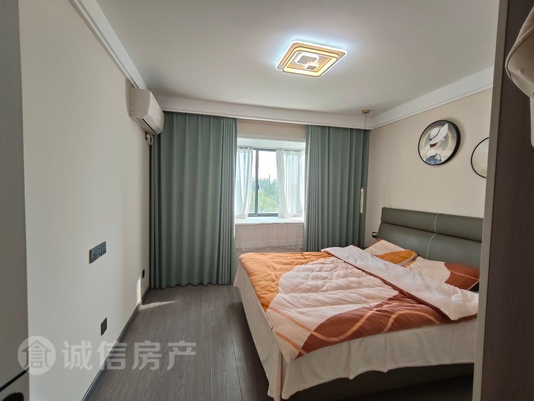 龙河小区,精装修,价格可谈!随时看房!6