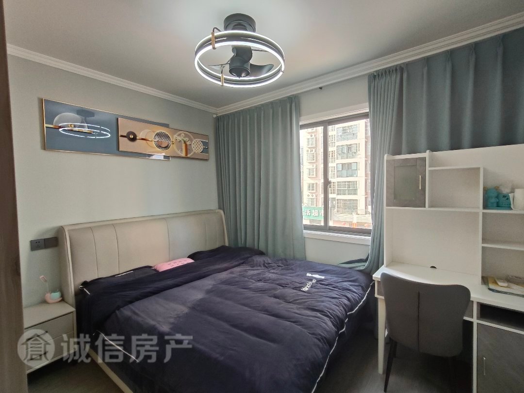 龙河小区,精装修,价格可谈!随时看房!9