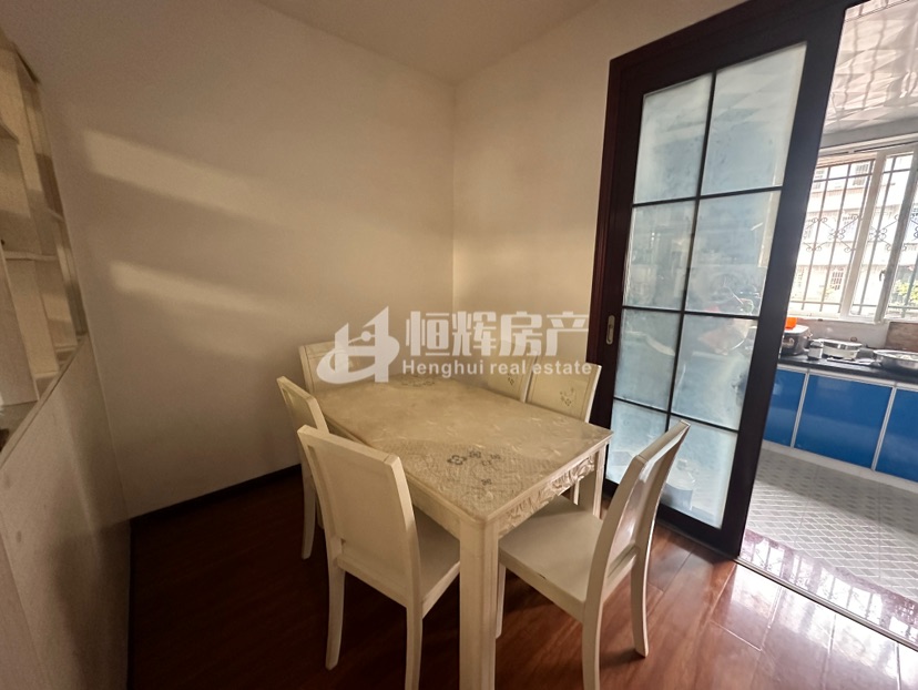 煤建公司家属院,豪华装修3室2厅1卫1阳台,拎包入住,采光空气都很好!6