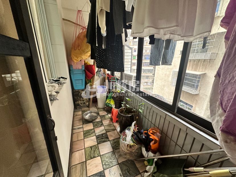 煤建公司家属院,豪华装修3室2厅1卫1阳台,拎包入住,采光空气都很好!2
