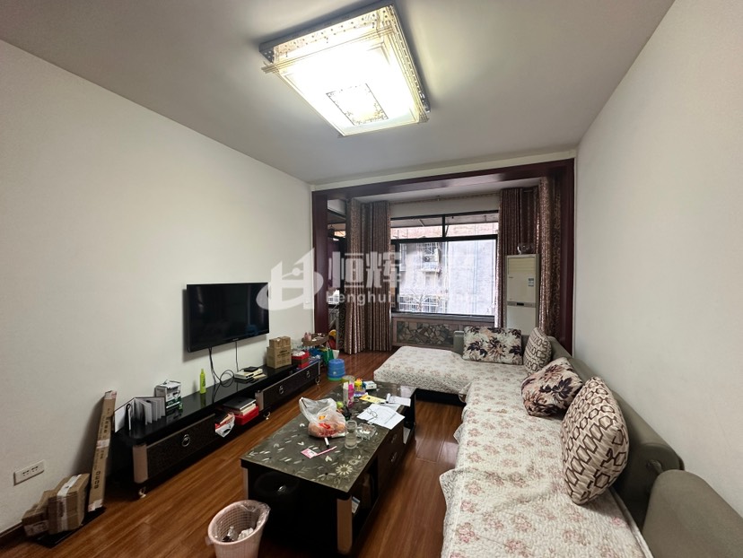 煤建公司家属院,豪华装修3室2厅1卫1阳台,拎包入住,采光空气都很好!3