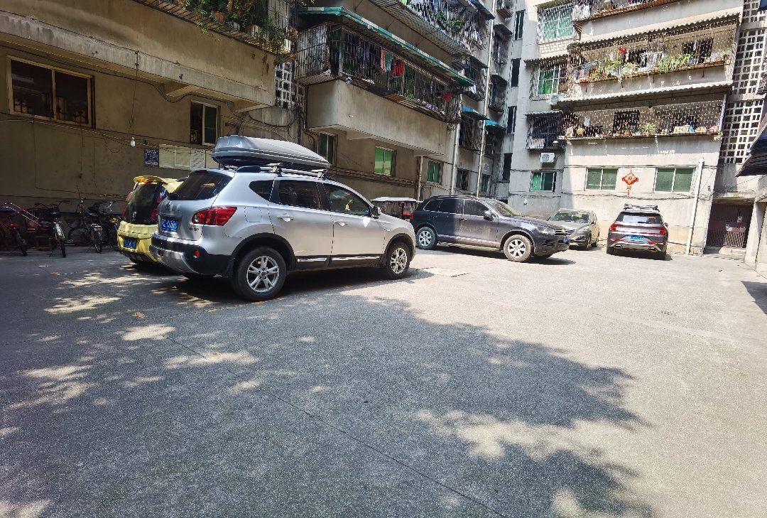 绥山东路小区,水电气三通采光好,户型方正,楼顶防水做得很好。12