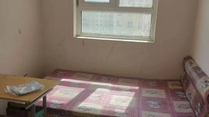 翡翠苑电梯8楼简装三室拎包入住