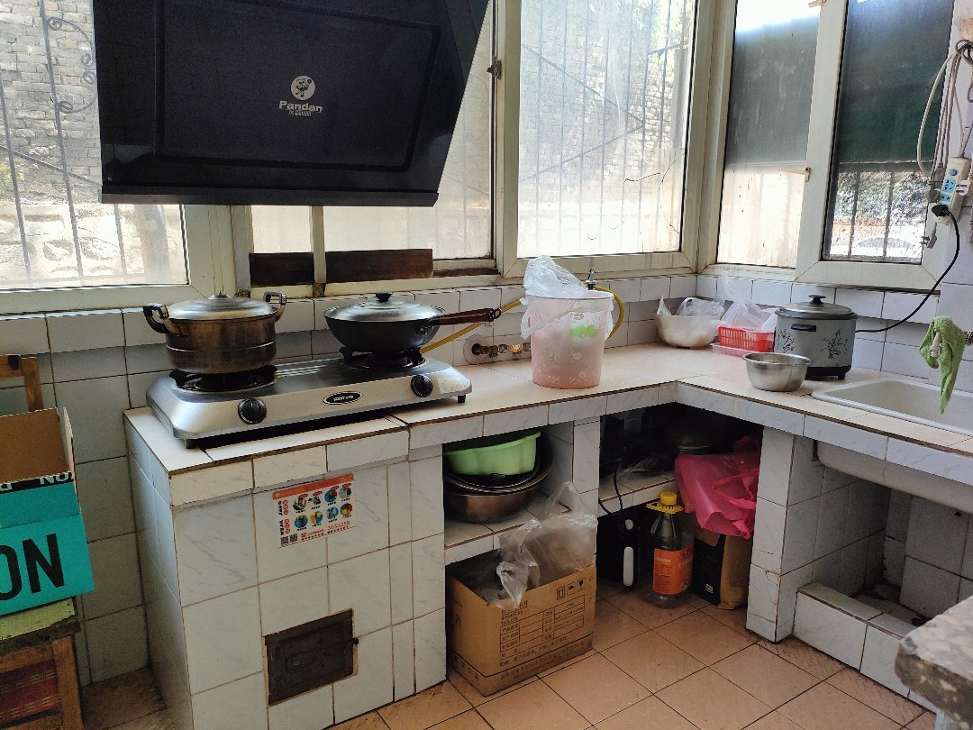 中药材家属院,精品好房,楼层好,视野广,中药材家属院3室2厅1卫1阳台!9